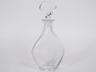 Vente aux enchères LALIQUE.  Carafe en cristal. Signée.