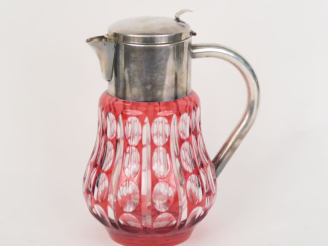 Vente aux enchères Carafe à orangeade en cristal bicolore, monture en métal argenté. H. 2