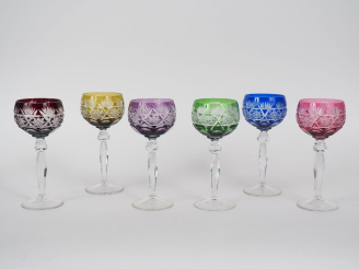 Vente aux enchères 6 verres à vin du Rhin en cristal bicolore à décor gravé de fleurs et 