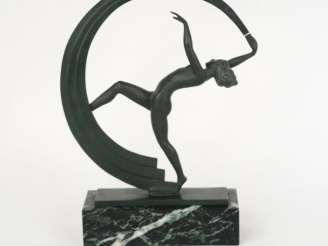 Vente aux enchères JANLE. "Danseuse Art Déco". Sculpture en métal à patine verte sur un s