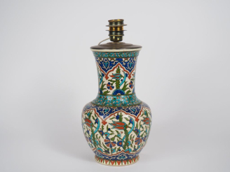 Vente aux enchères Vase en céramique polychrome dans le goût d'Iznik à décor de fleurs et