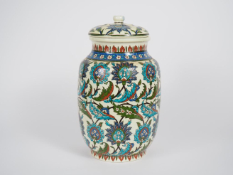 Vente aux enchères Pot couvert en céramique polychrome dans le goût d'Iznik à décor de fl