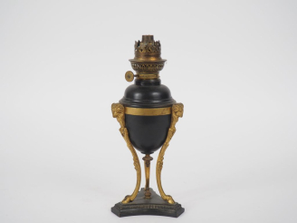 Vente aux enchères Lampe à pétrole début XIXème en tôle verte et bronze doré, à décor de 