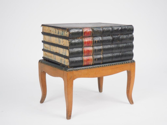 Vente aux enchères tabouret en trompe l'œil figurant une pile de livres, ouvrant à un aba