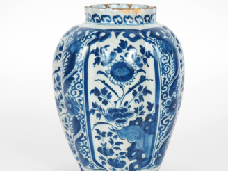 Vente aux enchères Potiche XVIIIème en faïence de Delft à décor bleu blanc de fleurs et d
