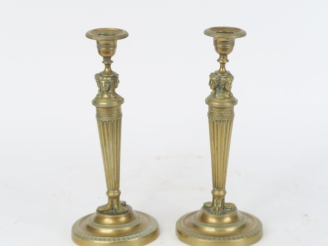 Vente aux enchères Paire de flambeaux Napoléon III de style Louis XVI, en laiton, à décor