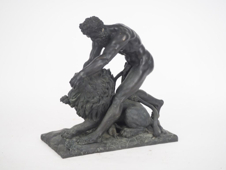 Ecole française XIXème. "Héraclès et le lion de némée". Groupe en bron