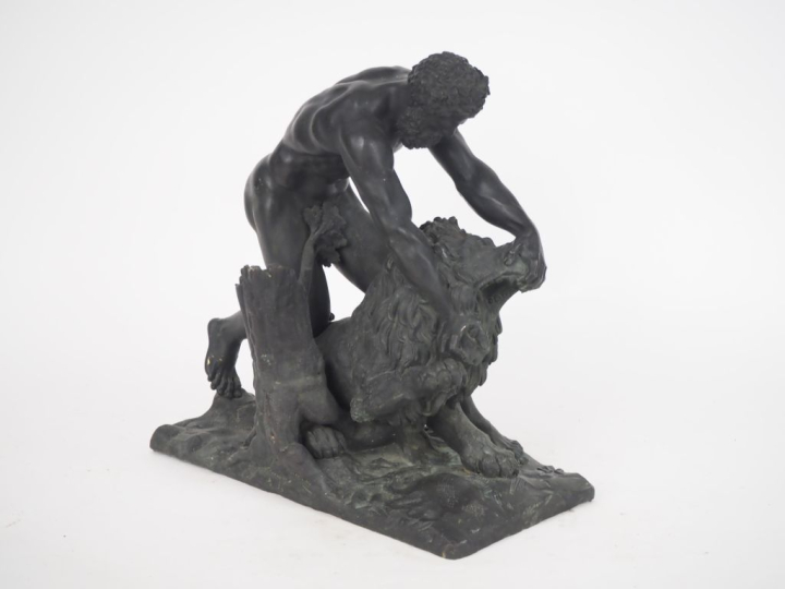 Ecole française XIXème. "Héraclès et le lion de némée". Groupe en bron