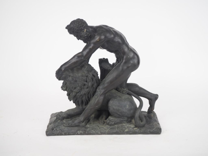 Ecole française XIXème. "Héraclès et le lion de némée". Groupe en bron