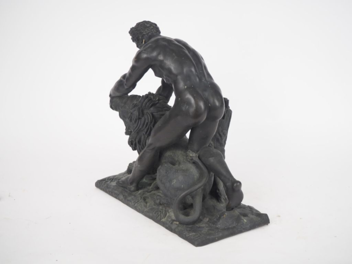 Ecole française XIXème. "Héraclès et le lion de némée". Groupe en bron
