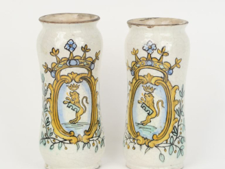 Vente aux enchères Paire d'albarelli XVIIIème en faïence polychrome à décor d'armoiries. 