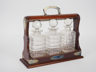 Vente aux enchères Cave à liqueur en bois, métal argenté et cristal, comprenant 3 flacons