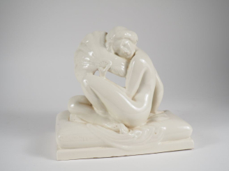 Vente aux enchères PHILIPPE. "Elegante à l'éventail de plume". Sujet en céramique craquel