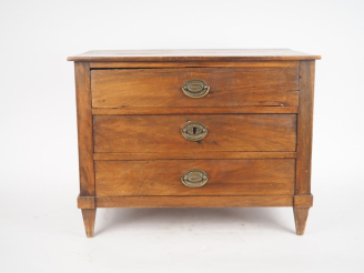 Vente aux enchères Commode de maîtrise fin XIXème - début Xxème en bois naturel ouvrant à