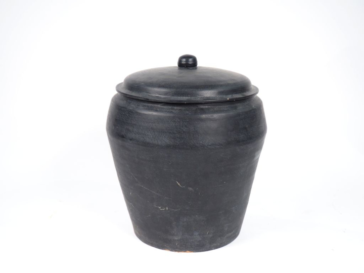 Grand pot décoratif Xxème en bois peint. Dim. 58 x 49 cm.
