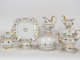 Vente aux enchères Partie de service à thé en porcelaine de Paris à décor polychrome et d
