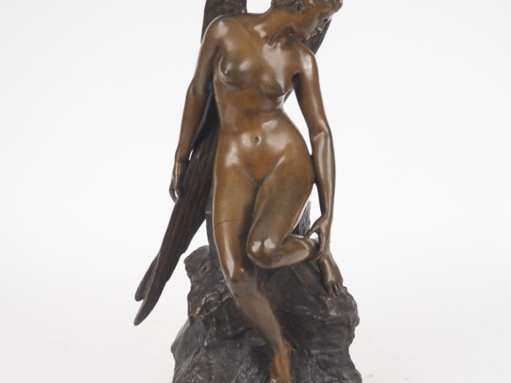 Alfred BOUCHER. "L'hirondelle blessée". Sculpture en bronze double pat
