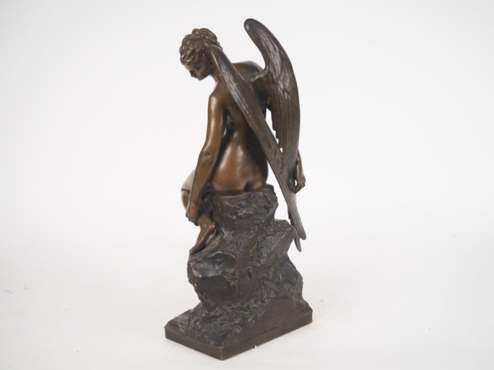 Alfred BOUCHER. "L'hirondelle blessée". Sculpture en bronze double pat