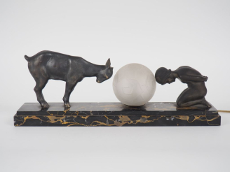 Vente aux enchères Veilleuse de style Art Déco en régule, "balle, enfant et chevreau", so