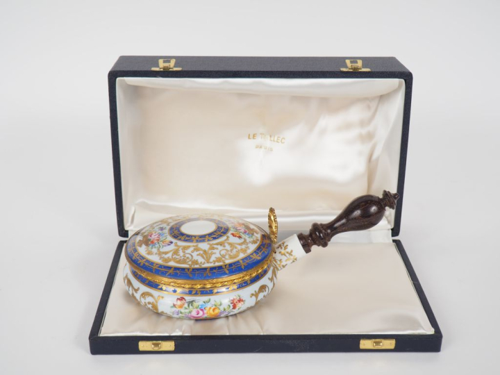 LE TALLEC à Paris. Réchaud couvert en porcelaine, à décor emaillé et d