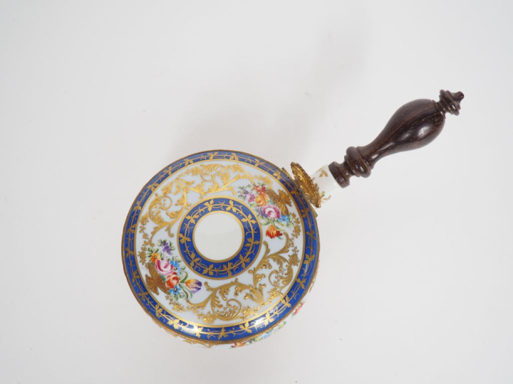 LE TALLEC à Paris. Réchaud couvert en porcelaine, à décor emaillé et d