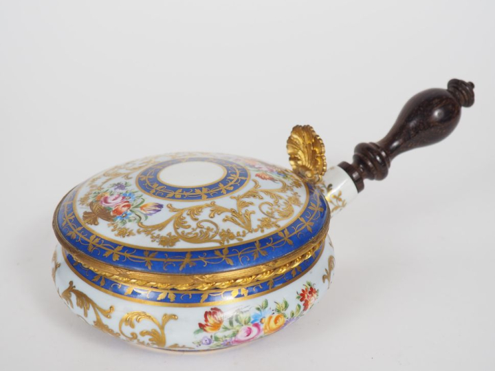 LE TALLEC à Paris. Réchaud couvert en porcelaine, à décor emaillé et d