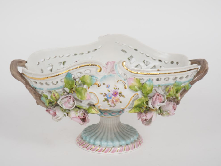 Coupe sur talon 1900 en porcelaine  de saxe à décor ajouré et en relie