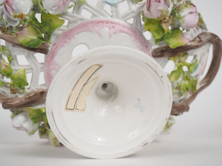 Coupe sur talon 1900 en porcelaine  de saxe à décor ajouré et en relie