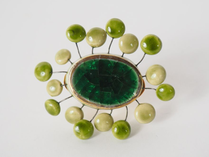 Mithé ESPELT. Broche en céramique verte. Dim. 7 x 6,5 cm.