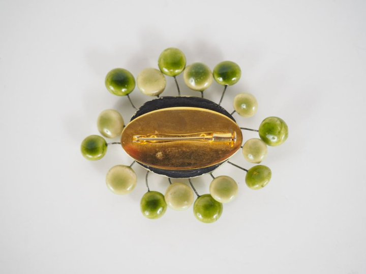 Mithé ESPELT. Broche en céramique verte. Dim. 7 x 6,5 cm.