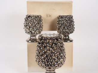 Vente aux enchères Christian DIOR.  Paire de vases Ananas en porcelaine argentée. Signés.