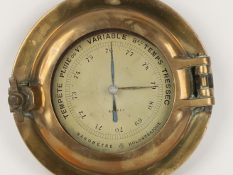 Vente aux enchères HERMES. Baromètre holostérique en laiton. Dim. 7,5 x 17 cm.