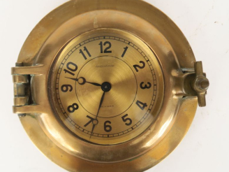 Vente aux enchères HERMES et JAEGER LECOULTRE. Cartel de marine en laiton. Signé. Dim. 8 