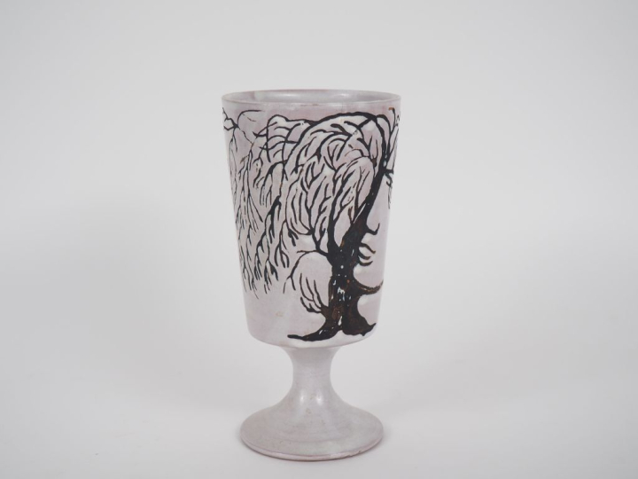 Jean MARAIS.  Grand vase calice en céramique blanche et noire à décor 