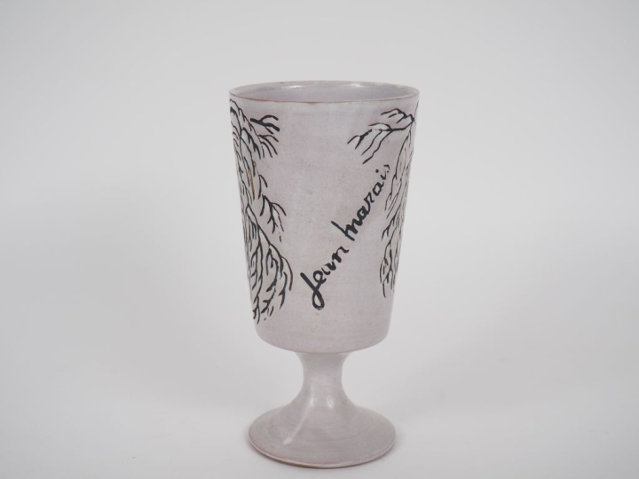 Jean MARAIS.  Grand vase calice en céramique blanche et noire à décor 