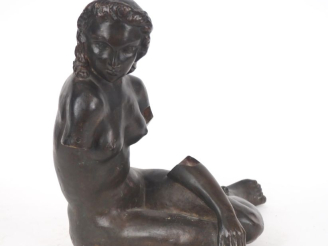 Vente aux enchères Serge ZELIKSON. " Jeune femme assise". Sculpture en bronze à patine br