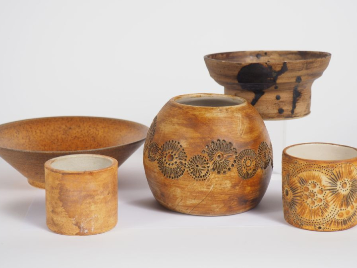 POTERIE DE LA COLOMBE. 5 différentes vases ou vide-poches en céramique
