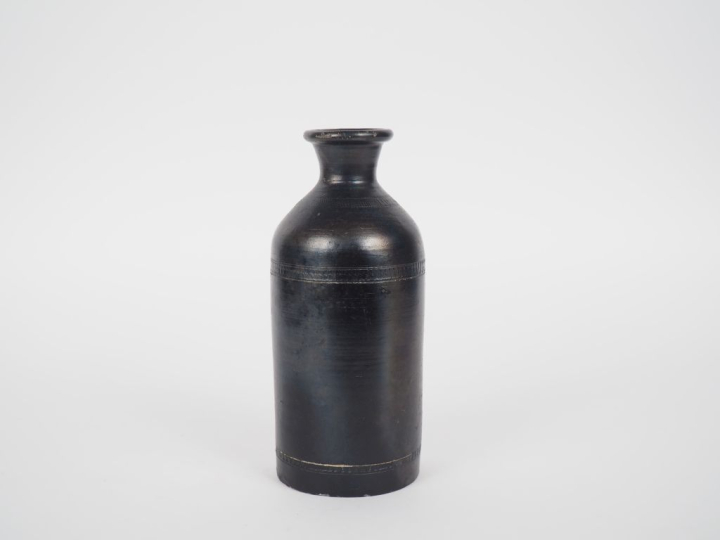 Vase bouteille en céramique moderne noire à décor de deux frises géomé