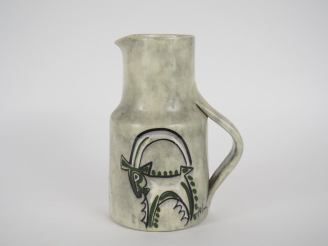 Vente aux enchères Jacques THIVAUD, ARNIS.  Pichet en faience à décor de chevreaux.  Sign