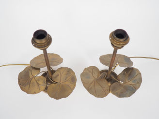 Vente aux enchères FLORART. Paire de lampes années 70 en métal doré à décor de fleurs de 