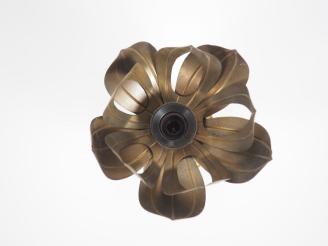 Vente aux enchères FLORART. Apllique murale années 70 en métal doré à décor de fleurs de 