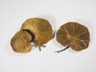 Vente aux enchères FLORART. 2 différentes appliques années 70 en métal doré à décor de fl