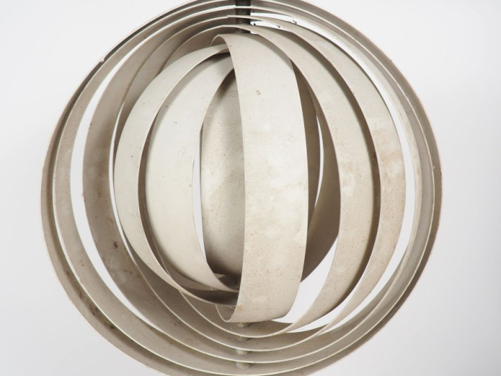 Verner PANTON. Suspension "Moon" en métal laqué. Diam. 35 cm.