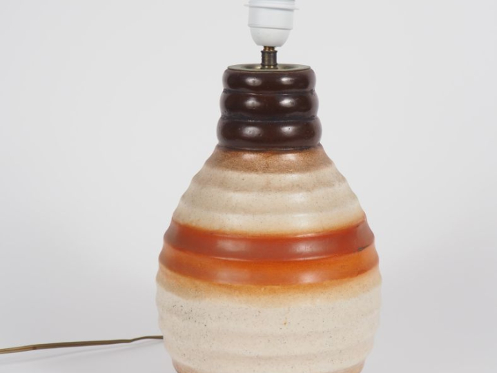 Lampe en céramique moderne à décor ocre, brun orangé et blanc-cassé. H