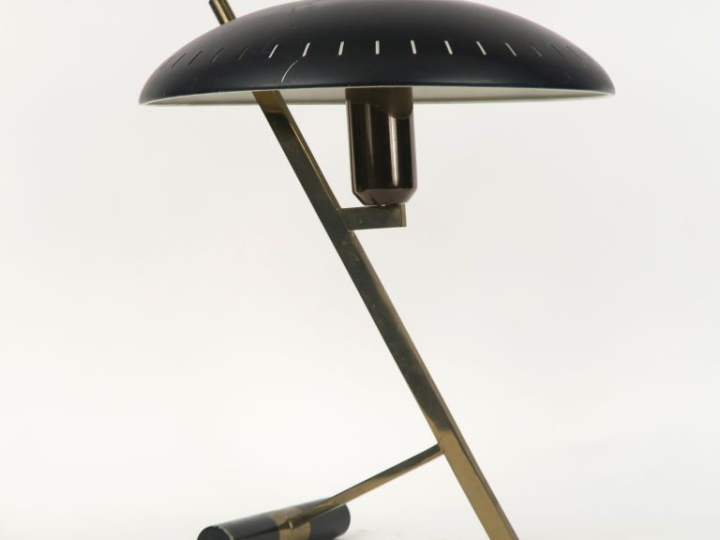 Louis KALFF. Pour Philips. Lampe de bureau en tole noire et laiton. H.