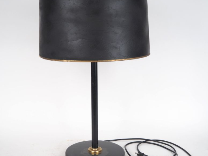 Lampe de style Art déco en métal laqué noir. H. 41 cm.