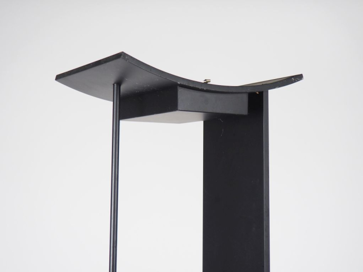 Gilles DERAIN. Lampadaire "MPC" en métal laqué noir, alternateur modul