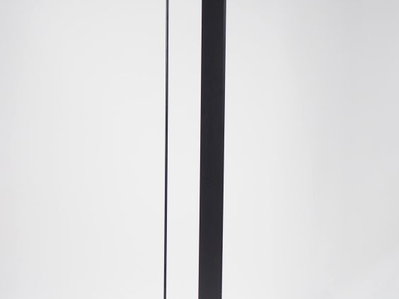 Gilles DERAIN. Lampadaire "MPC" en métal laqué noir, alternateur modul