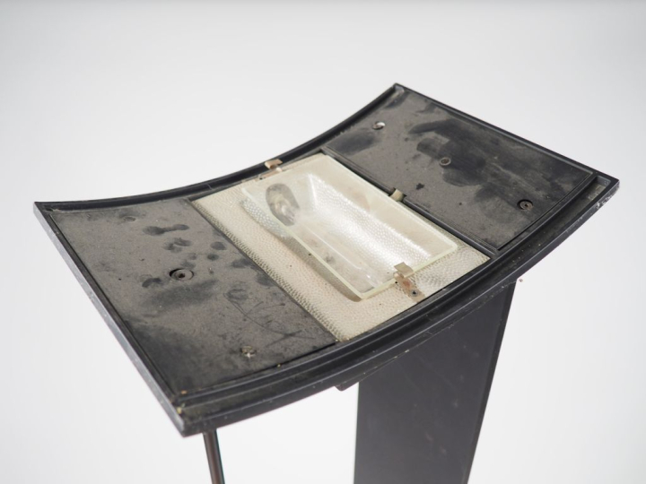 Gilles DERAIN. Lampadaire "MPC" en métal laqué noir, alternateur modul