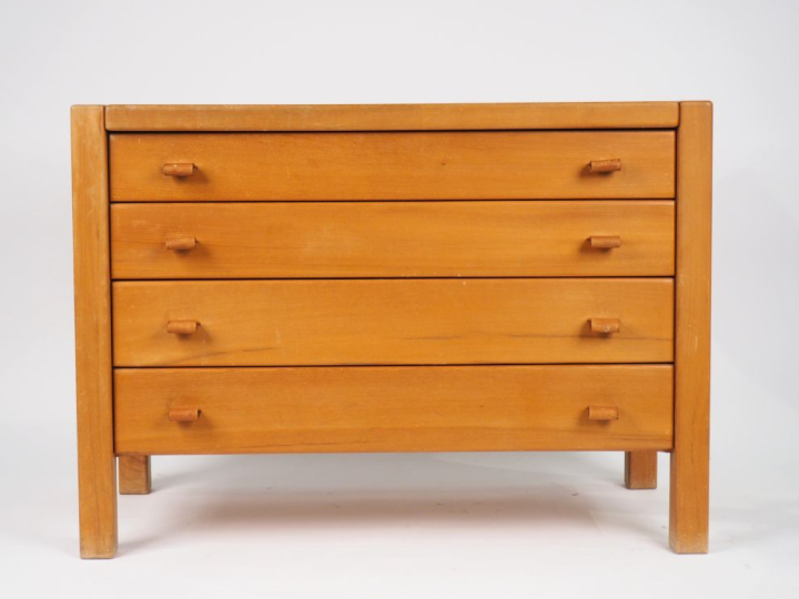 Maison REGAIN. Commode en orme, ouvrant à quatre tiroirs et agrementé 
